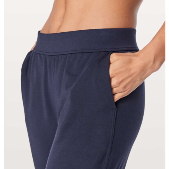 Lululemon Women's Twisted & Tucked Pant 25" Midnight Navy (Size 6) - Picture 4 of 10